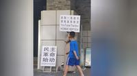 北京大学一人举牌反专制标语　被校方保安带走